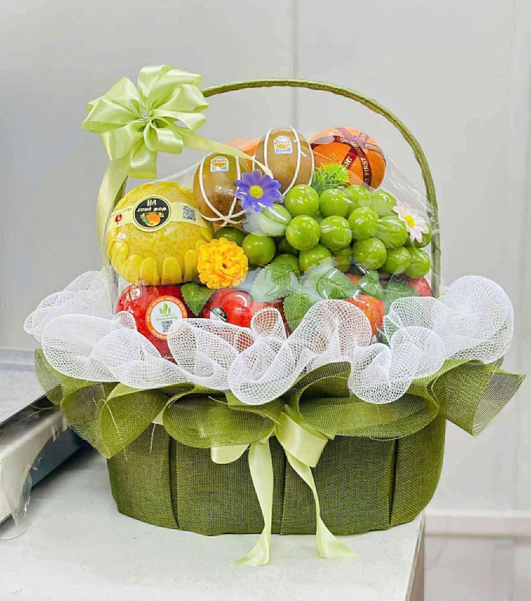 Giỏ hoa quả tặng mẹ trang nhã với trái cây tươi và tông màu nhẹ nhàng