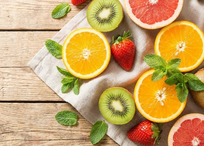 Các loại trái cây giàu vitamin C tốt cho mẹ: cam, kiwi, dâu tây, bưởi